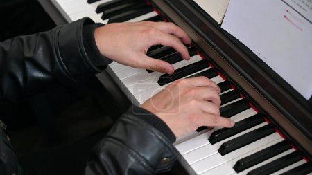 Un homme jouant du piano, Gros plan sur les mains des pianistes jouant professionnellement du piano, Cours de piano, Pianiste, Professeur de musique, Piano, Instrument de musique, Musique classique