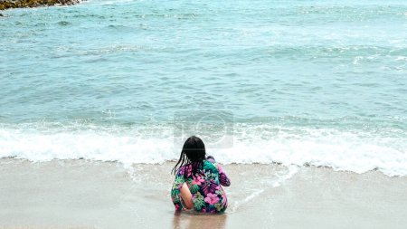 Glückliches Mädchen am Ufer des schönen Strandes von San Bartolo südlich von Lima - Peru. Sommerurlaub