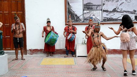 Foto de Lima, Perú enero 17, 2019: Bailarina y música de la selva peruana - Imagen libre de derechos