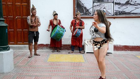 Foto de Lima, Perú enero 17, 2019: Bailarina y música de la selva peruana - Imagen libre de derechos