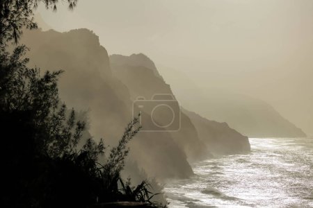 Foto de Hermoso paisaje con océano lavando montañas rocosas - Imagen libre de derechos