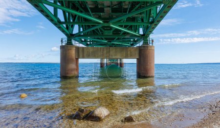 Téléchargez les photos : Une vue sur le pont sur la mer - en image libre de droit