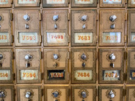 Téléchargez les photos : Ancienne boîte aux lettres vintage avec lettres et chiffres. - en image libre de droit