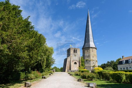 Téléchargez les photos : Bergues, France - July 5. 2022: An ancient monastery on a hill in France, sunny day in summer - en image libre de droit