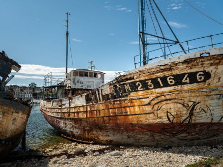 Téléchargez les photos : Camaret-sur-Mer, France - August, 20 2020: Old rusty boats in the boat cemetery, sunny day in summer - en image libre de droit