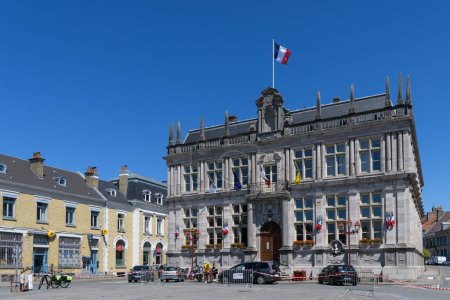 Foto de Bergues, Francia - 5 de julio de 2022: Ayuntamiento de Bergues en un día de verano, Francia, día despejado - Imagen libre de derechos