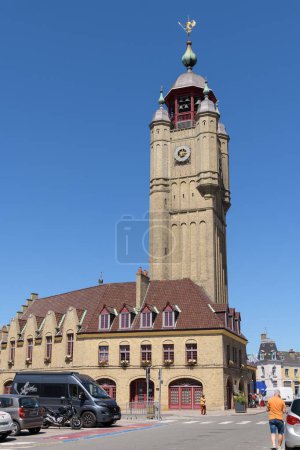Téléchargez les photos : Bergues, France - 5 juillet 2022 : Belfort de Bergues par une belle journée d'été, temps clair, architecture - en image libre de droit