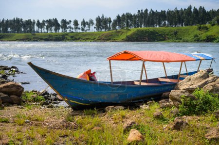 Téléchargez les photos : Jinja, Ouganda - 2 juin 2022 : Un petit bateau bleu sur le Nil près de l'Itanda tombe en Ouganda - en image libre de droit