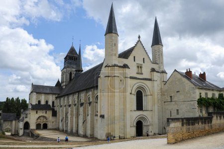 Foto de Fontevraud-l 'Abbaye, Francia - 24 de agosto de 2013: La iglesia abadía del famoso monasterio Abbaye Royale de Fontevraud en la provincia de Anjou - Imagen libre de derechos
