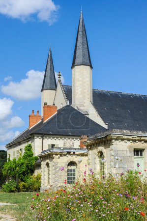 Foto de Fontevraud-l 'Abbaye, Francia - 24 de agosto de 2013: La iglesia abadía del famoso monasterio Abbaye Royale de Fontevraud en la provincia de Anjou - Imagen libre de derechos