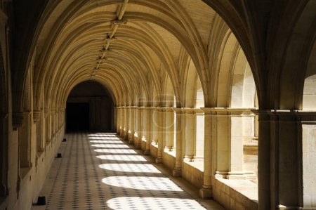 Foto de Fontevraud-l 'Abbaye, Francia - 24 de agosto de 2013: Una galería en el monasterio de Abbaye Royale de Fontevraud en la provincia de Anjou - Imagen libre de derechos
