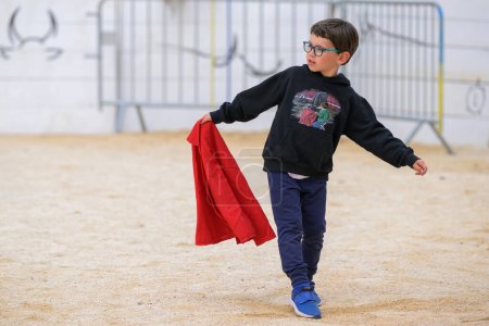Téléchargez les photos : Arles, France - 11 mars 2023 : Garçon jouant au Capea du Forum, un événement traditionnel gratuit organisé par l'école Taurine d'Arles - en image libre de droit