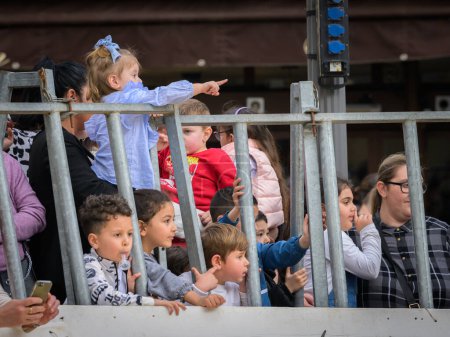 Téléchargez les photos : Arles, France - 11 mars 2023 : Les filles regardent la corrida au Capea du Forum, un événement traditionnel gratuit organisé par l'école Taurine d'Arles - en image libre de droit