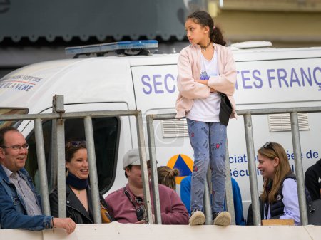 Téléchargez les photos : Arles, France - 11 mars 2023 : Les filles regardent la corrida au Capea du Forum, un événement traditionnel gratuit organisé par l'école Taurine d'Arles - en image libre de droit