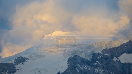 Los Alpes Ortler cerca de Stelvo Pass al atardecer en verano, nubes alrededor de la cima