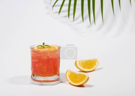 Italienische Soda Erdbeer Orange isoliert auf weißem Hintergrund. Exotische Sommergetränke.