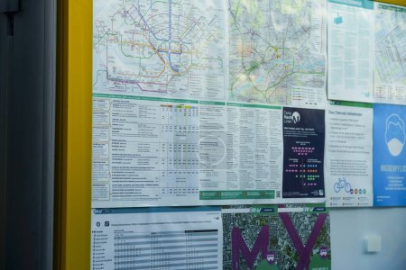Téléchargez les photos : 5 décembre 2021 : Francfort-sur-le-Main, carte des transports municipaux, gros plan - en image libre de droit