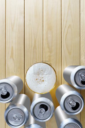 Téléchargez les photos : Bière légère dans des canettes et dans un verre sur un fond en bois avec espace de copie, vue de dessus - en image libre de droit