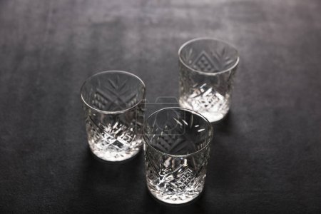 Téléchargez les photos : Cocktail alcoolisé avec glace sur fond sombre close-up - en image libre de droit