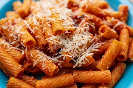 Téléchargez les photos : Rigatoni au goût de viande, cuisine italienne, pâtes, sauce à la viande - en image libre de droit