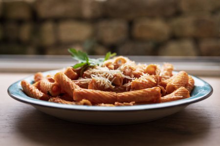 Téléchargez les photos : Rigatoni au goût de viande, cuisine italienne, pâtes, sauce à la viande - en image libre de droit