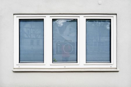 Foto de Ventana de metal-plástico de doble acristalamiento, en una pared blanca de una casa, primer plano - Imagen libre de derechos