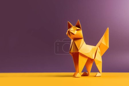 Foto de Un papel artesanal origami gato naranja sobre fondo púrpura. Vista de cerca. - Imagen libre de derechos