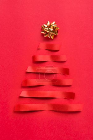 Téléchargez les photos : Arbre de Noël abstrait forme par bandes rouges sur fond vert. - en image libre de droit