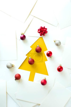 Téléchargez les photos : Arbre de Noël abstrait façonné par du papier sur fond blanc. - en image libre de droit