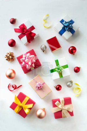 Téléchargez les photos : Plusieurs boîtes-cadeaux et ornements sur fond blanc. - en image libre de droit