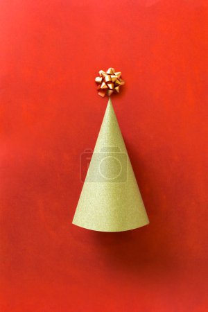 Téléchargez les photos : Arbre de Noël abstrait forme par ruban sur fond vert. - en image libre de droit