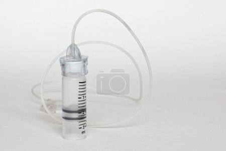 Foto de Ampolla de insulina con equipo de perfusión sobre fondo blanco - Imagen libre de derechos