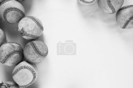 Téléchargez les photos : Vieilles balles de baseball en gros plan en noir et blanc avec espace de copie sur fond pour le sport. - en image libre de droit