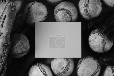 Foto de Pelotas de béisbol de edad primer plano en blanco y negro con espacio de copia en el fondo para el deporte. - Imagen libre de derechos