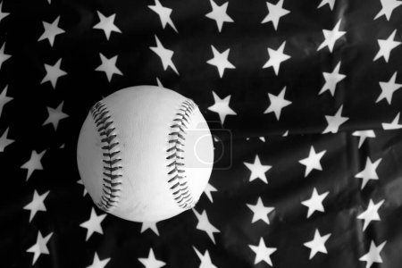 Téléchargez les photos : Balle de baseball sur fond d'étoiles drapeau des Etats-Unis - en image libre de droit