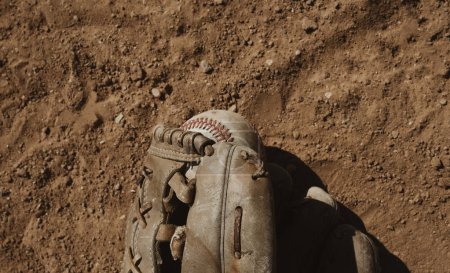 Téléchargez les photos : Équipement de baseball sur terrain de sport gros plan pour le jeu d'été - en image libre de droit