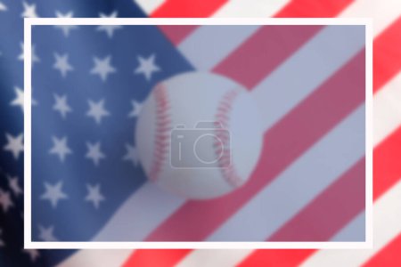 Téléchargez les photos : Jour commémoratif ou 4 juillet cadre de sport de baseball sur fond flou drapeau américain avec balle. - en image libre de droit