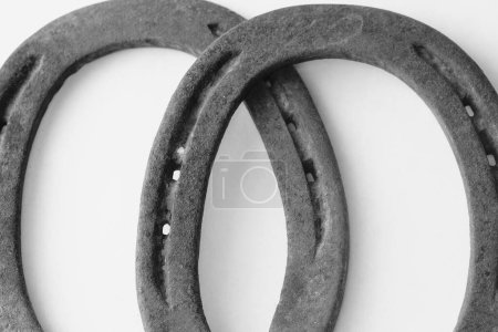Foto de Viejas herraduras oxidadas sobre un fondo blanco - Imagen libre de derechos