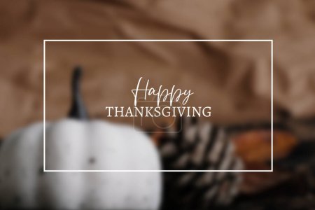 Téléchargez les photos : Carte de jour de Thanksgiving heureux, fond flou - en image libre de droit