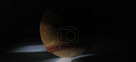Téléchargez les photos : Vue rapprochée du baseball sur fond noir - en image libre de droit