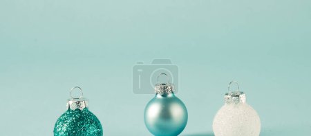Téléchargez les photos : Fond de Noël festif avec des boules sur fond bleu - en image libre de droit