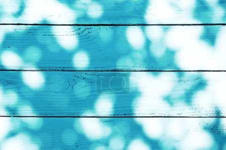 Foto de Destacados brillantes sobre sombras azules sobre textura de madera para fondo de verano en blanco - Imagen libre de derechos