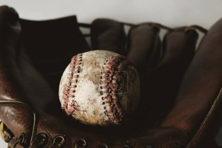 Téléchargez les photos : Vieux grunge baseball en cuir utilisé gant de balle pour les équipements sportifs traditionnels gros plan. - en image libre de droit
