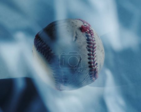 Téléchargez les photos : Vieilles coutures sur balle de baseball dans le concept flou abstrait. - en image libre de droit