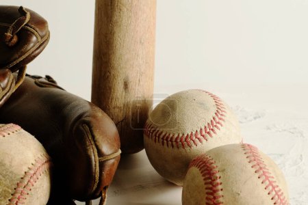 Foto de Pelotas de béisbol usadas viejas con primer plano de murciélago y guante, la nostalgia del deporte. - Imagen libre de derechos
