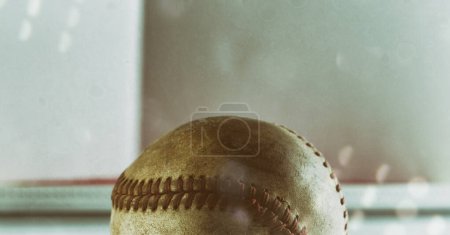 Téléchargez les photos : Gros plan de baseball de style analogique avec une vieille texture usée de balle de sport. - en image libre de droit