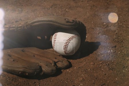 Foto de Concepto de juego de béisbol con bola usada retro antigua con guante en tierra de campo, espacio de copia en el fondo. - Imagen libre de derechos