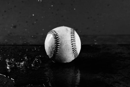 Téléchargez les photos : Mystérieuse obscurité sur vieux ballon de baseball utilisé pour fond de sport. - en image libre de droit