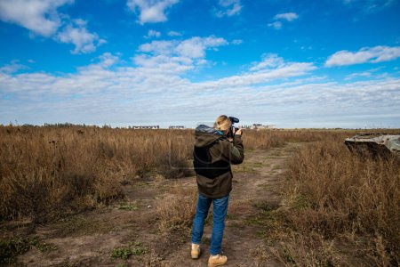 Foto de Ucrania, Kherson - 19 de octubre de 2022 Lenka Klicperova, esta destacada periodista y fotógrafa cubre la guerra en Ucrania, Sus fotos de alta calidad son una referencia en el mundo del fotoperiodismo - Imagen libre de derechos