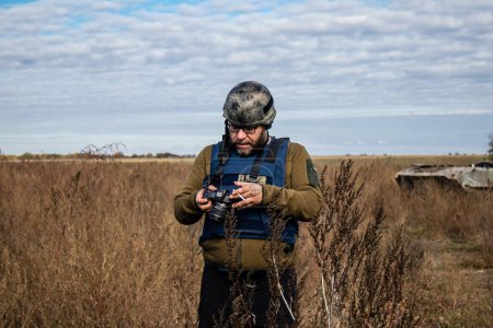 Foto de Ucrania, Kherson - 19 de octubre de 2022 Jan Husar en la primera línea de Kherson, este destacado periodista, fotógrafo y gran reportero cubre la guerra en Ucrania y en las zonas de conflicto - Imagen libre de derechos